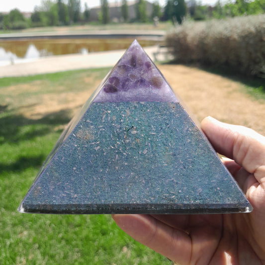 Pirámide Orgonita con Punta de Amatista 120mm Base | Energía Positiva, Protección y Decoración Espiritual