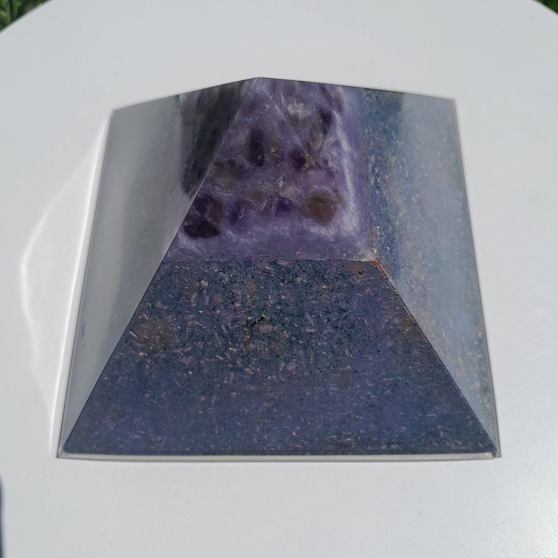 Pirámide Orgonita con Punta de Amatista 120mm Base | Energía Positiva, Protección y Decoración Espiritual