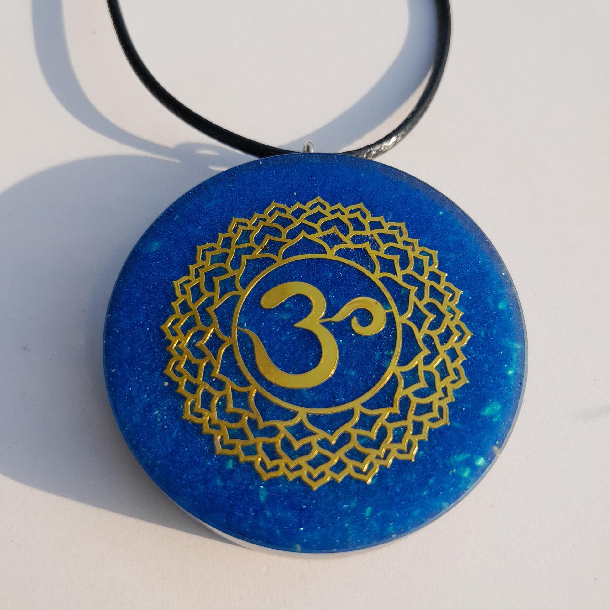 Colgante Orgonita OM con Shungita Azul | Protección 5G, EMF, Energía Orgone, Hecho a Mano