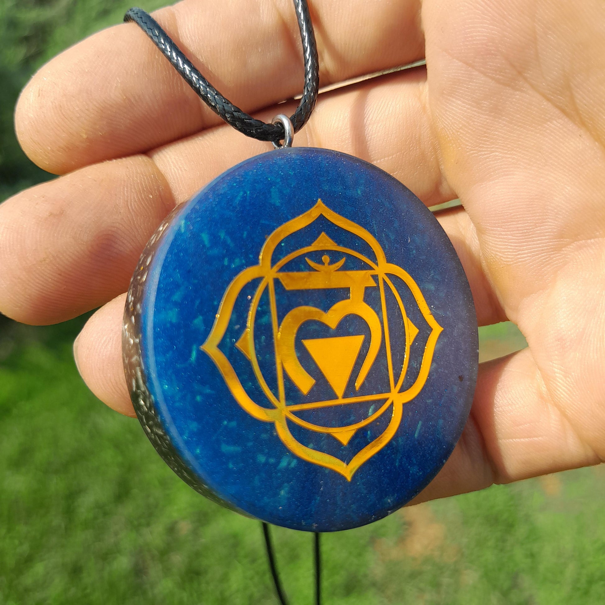 Colgante Orgonita Chakra Muladhara con Shungita Azul | Protección 5G, EMF, Energía Orgone, Hecho a Mano
