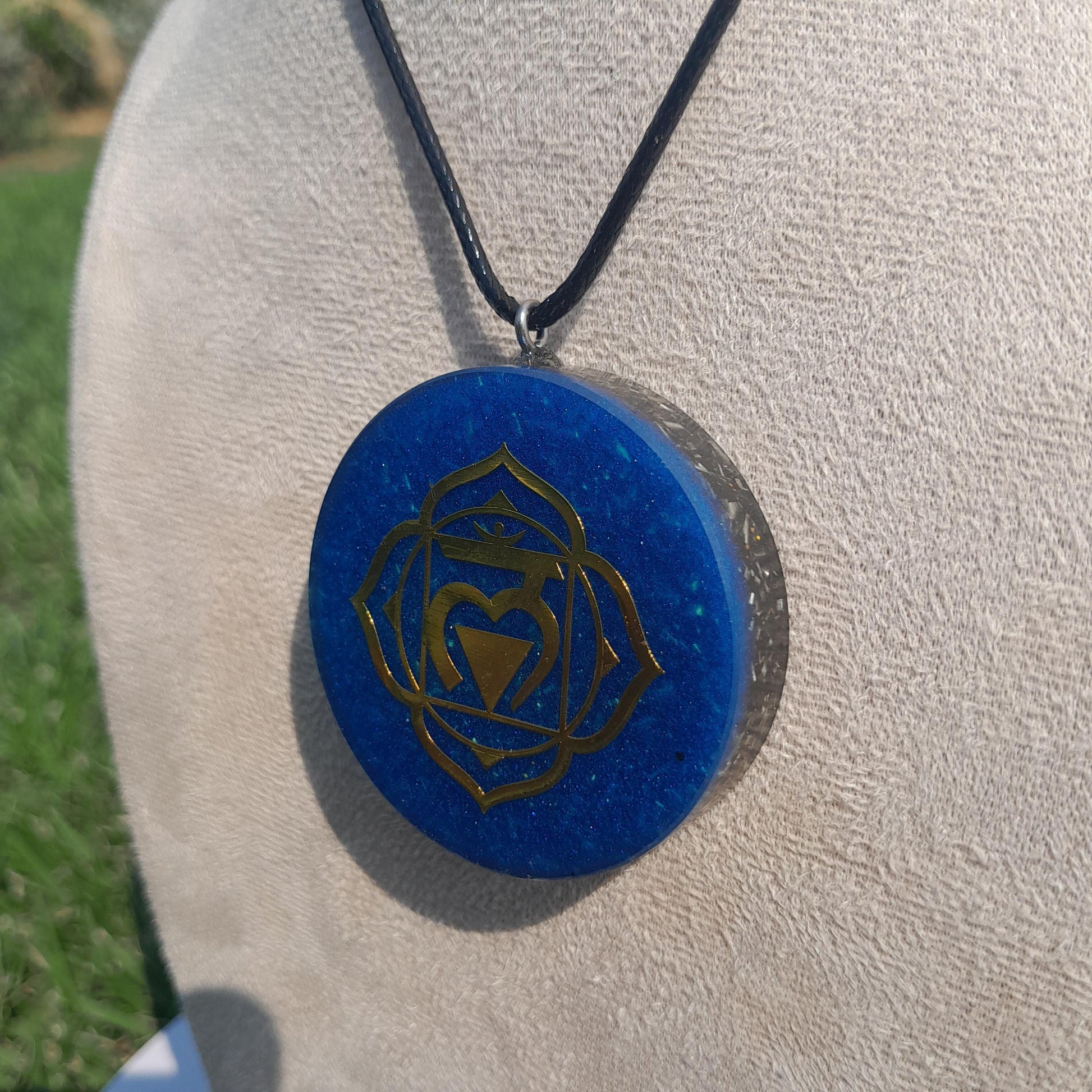 Colgante Orgonita Chakra Muladhara con Shungita Azul | Protección 5G, EMF, Energía Orgone, Hecho a Mano