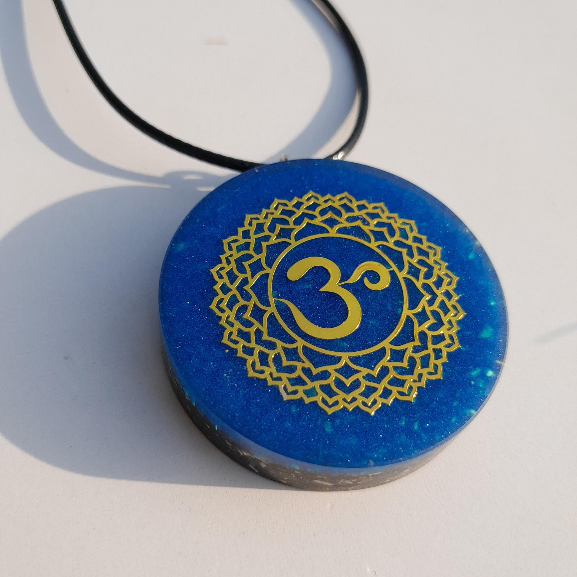 Colgante Orgonita OM con Shungita Azul | Protección 5G, EMF, Energía Orgone, Hecho a Mano