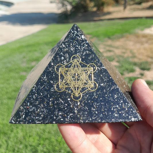 Pirámide Orgonita Cubo de Metatron con Shungit- 90mm de Base