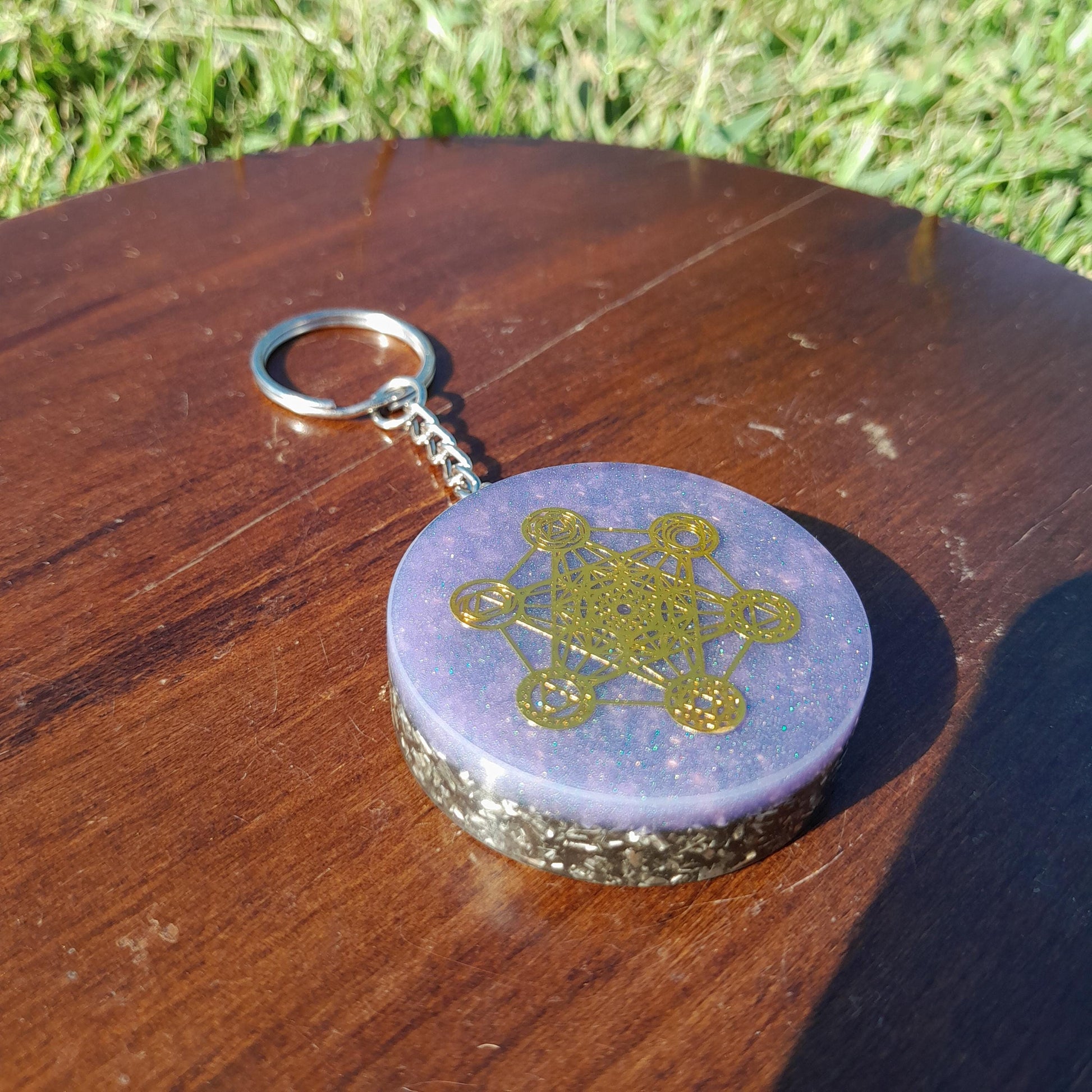 Llavero Orgonita Violeta Cubo de Metatron con Shunguita - Orgone Keychain, Amuleto Espiritual para Equilibrio y Energía