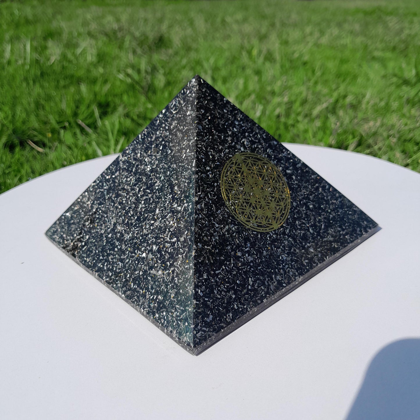 Pirámide Orgonita Flor de la Vida con Shungita- 120mm Base- Energía Positiva, Protección y Decoración Espiritual