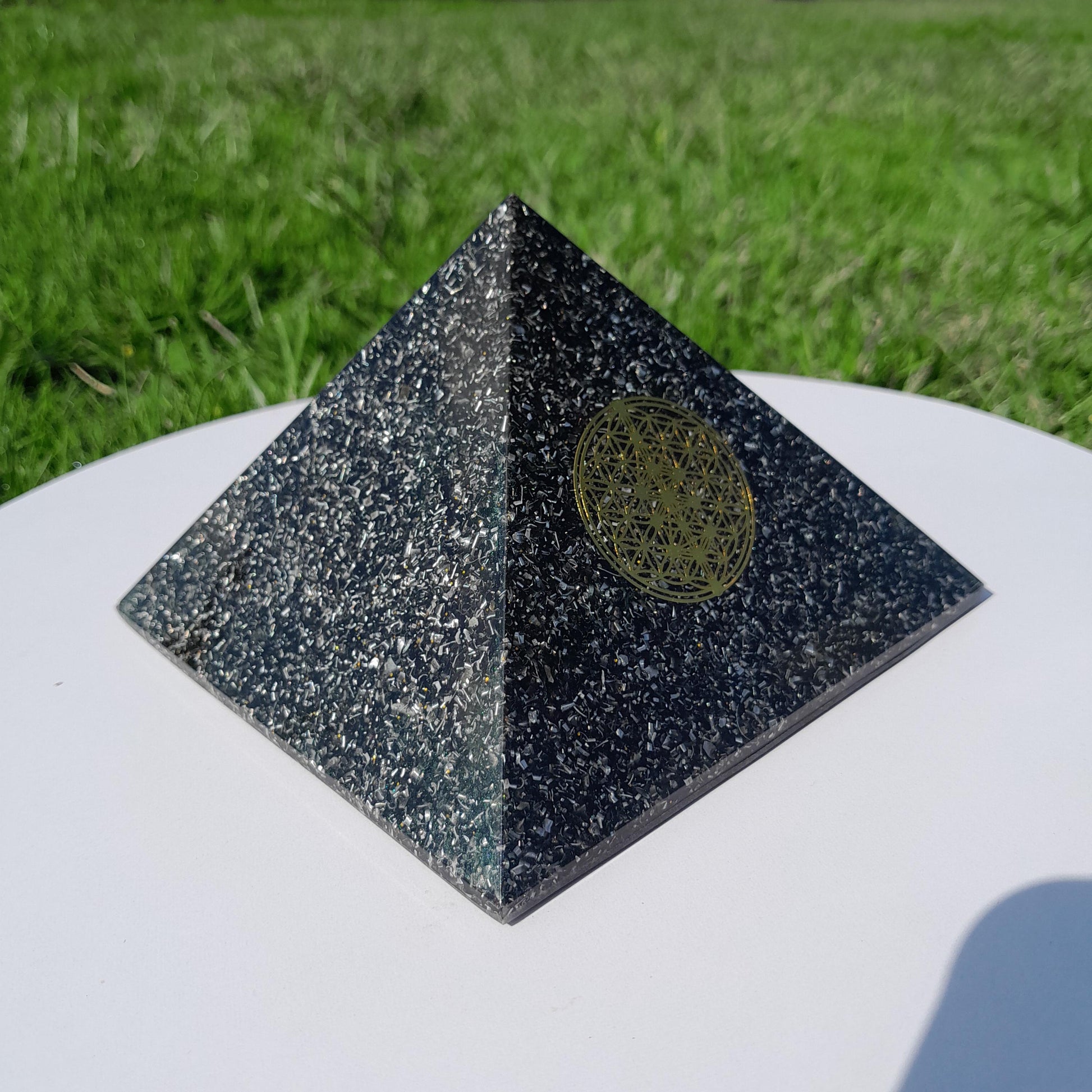Pirámide Orgonita Flor de la Vida con Shungita- 120mm Base- Energía Positiva, Protección y Decoración Espiritual