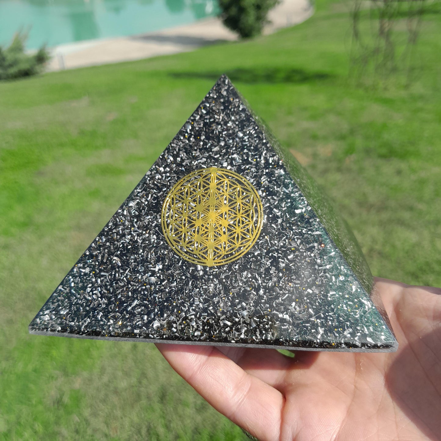 Pirámide Orgonita Flor de la Vida con Shungita- 120mm Base- Energía Positiva, Protección y Decoración Espiritual