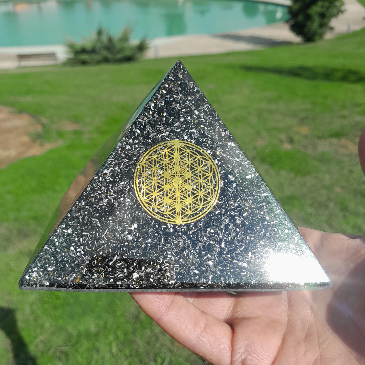Pirámide Orgonita Flor de la Vida con Shungita- 120mm Base- Energía Positiva, Protección y Decoración Espiritual