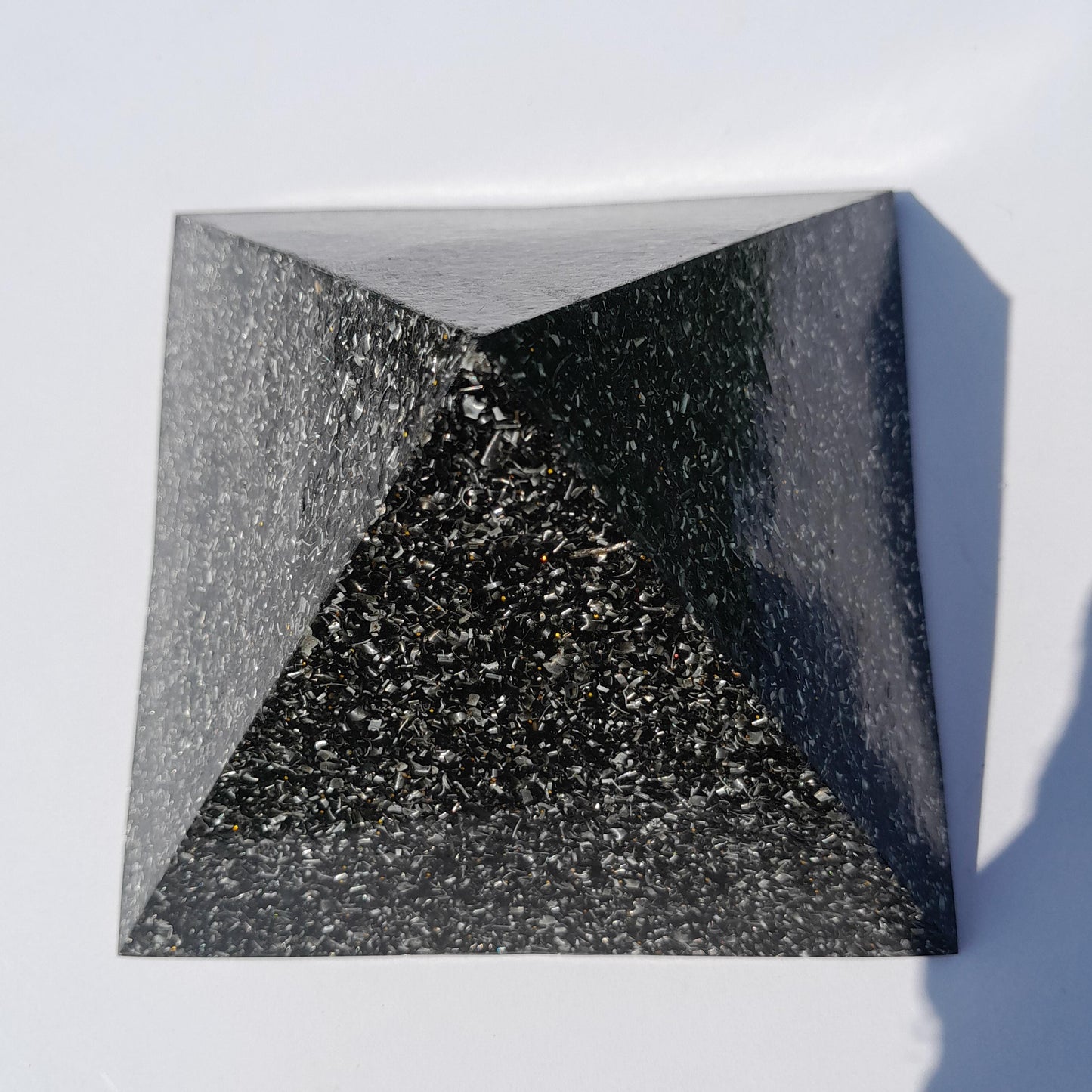 Pirámide Orgonita Basica con Shungita - 120mm Base- Energía Positiva, Protección y Decoración Espiritual