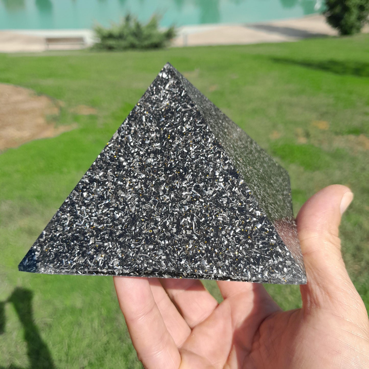 Pirámide Orgonita Basica con Shungita - 120mm Base- Energía Positiva, Protección y Decoración Espiritual