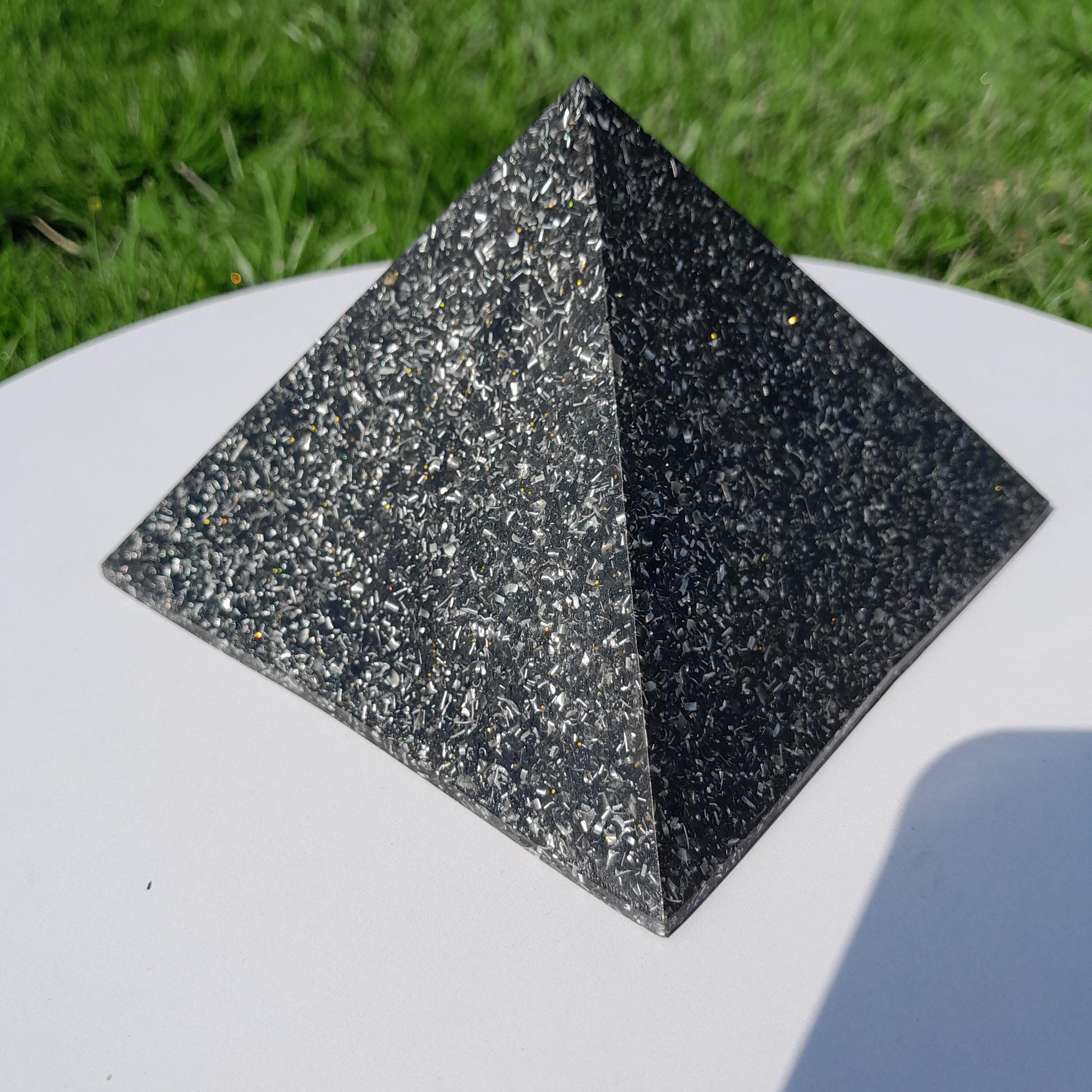 Pirámide Orgonita Basica con Shungita - 120mm Base- Energía Positiva, Protección y Decoración Espiritual