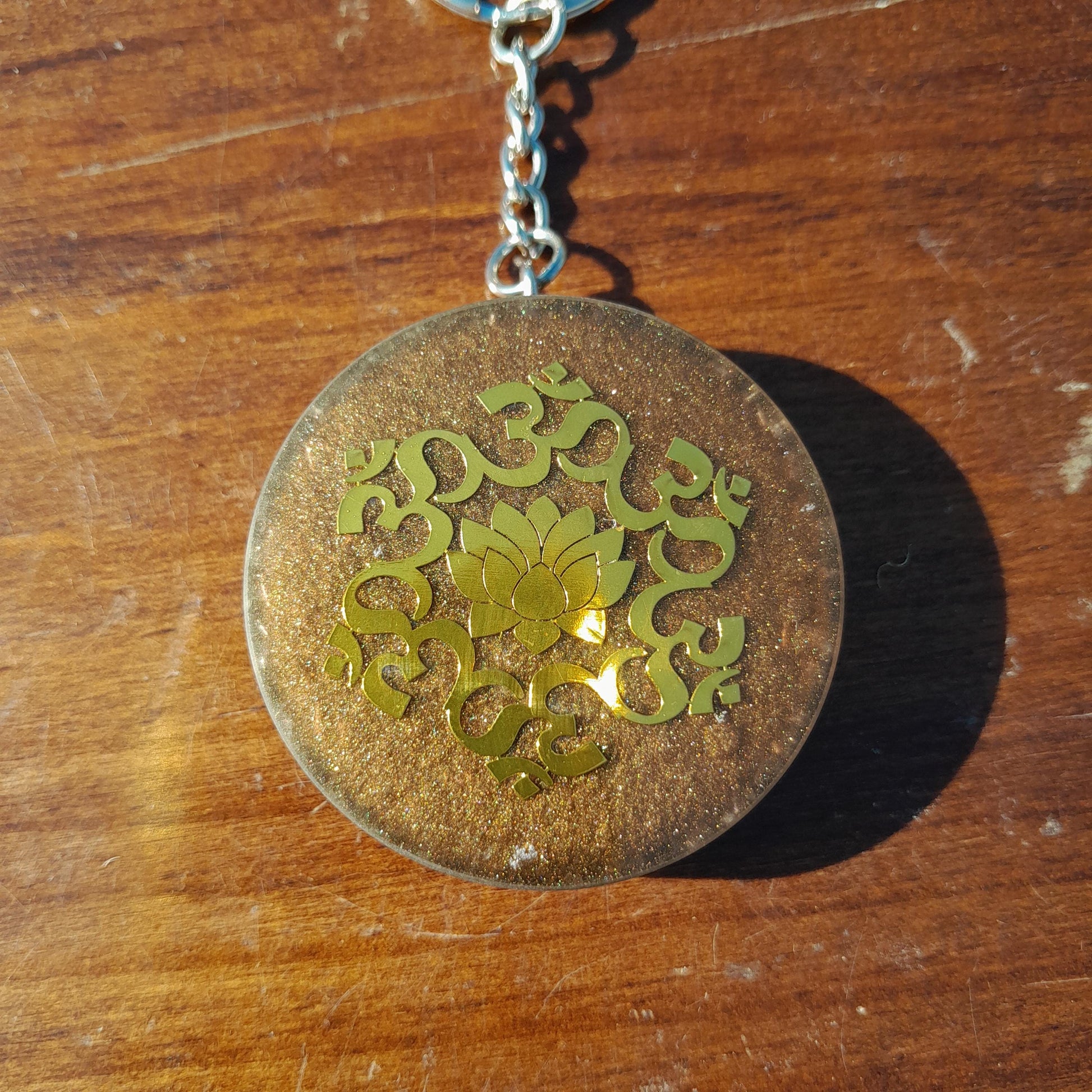 Llavero Orgonita Flor de Loto con Shunguita - Protector 5G EMF- Amuleto Espiritual Energetico