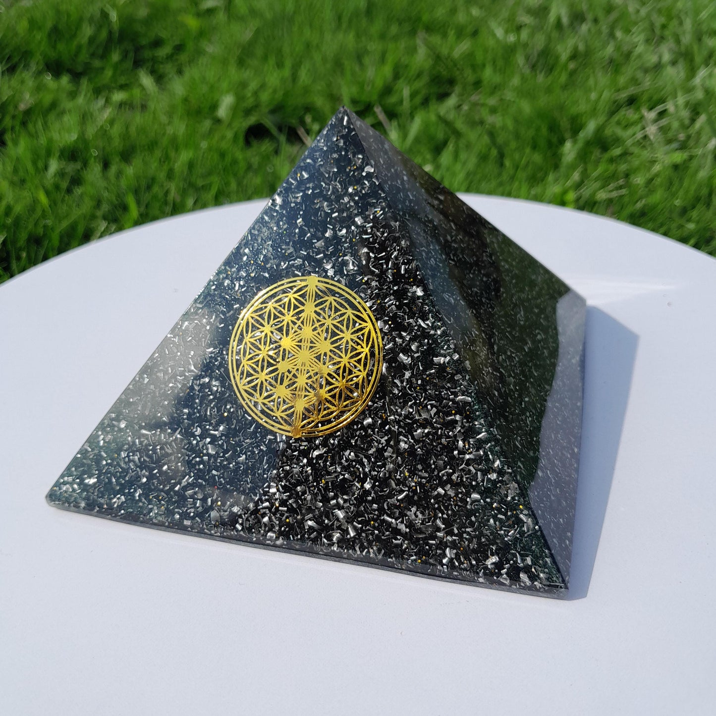 Pirámide Orgonita Flor de la Vida con Shungita- 120mm Base- Energía Positiva, Protección y Decoración Espiritual