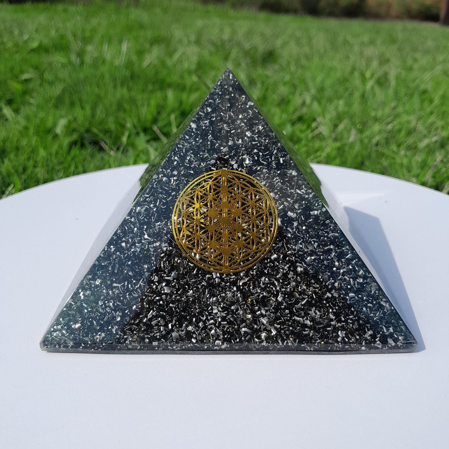 Pirámide Orgonita Flor de la Vida con Shungita- 120mm Base- Energía Positiva, Protección y Decoración Espiritual