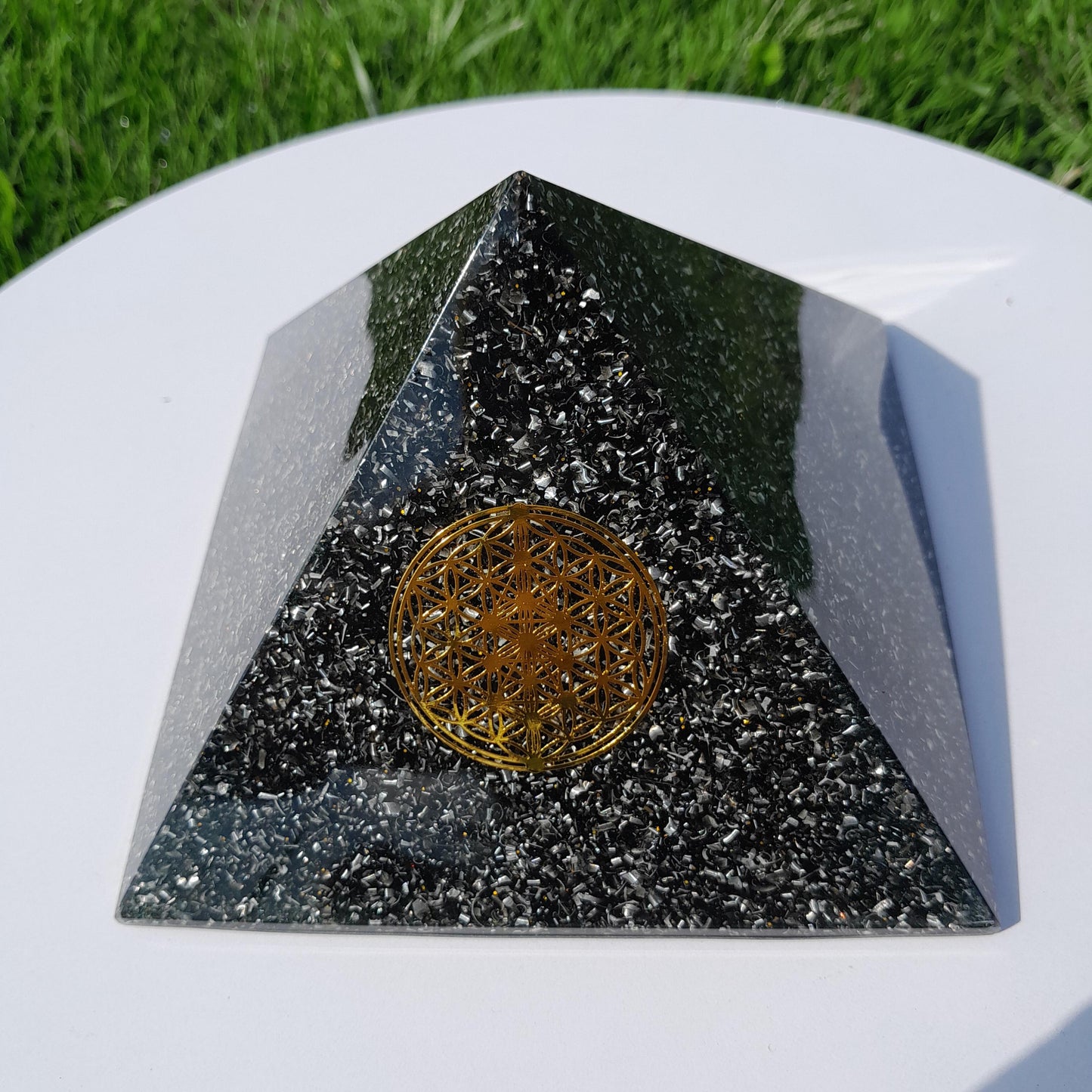 Pirámide Orgonita Flor de la Vida con Shungita- 120mm Base- Energía Positiva, Protección y Decoración Espiritual