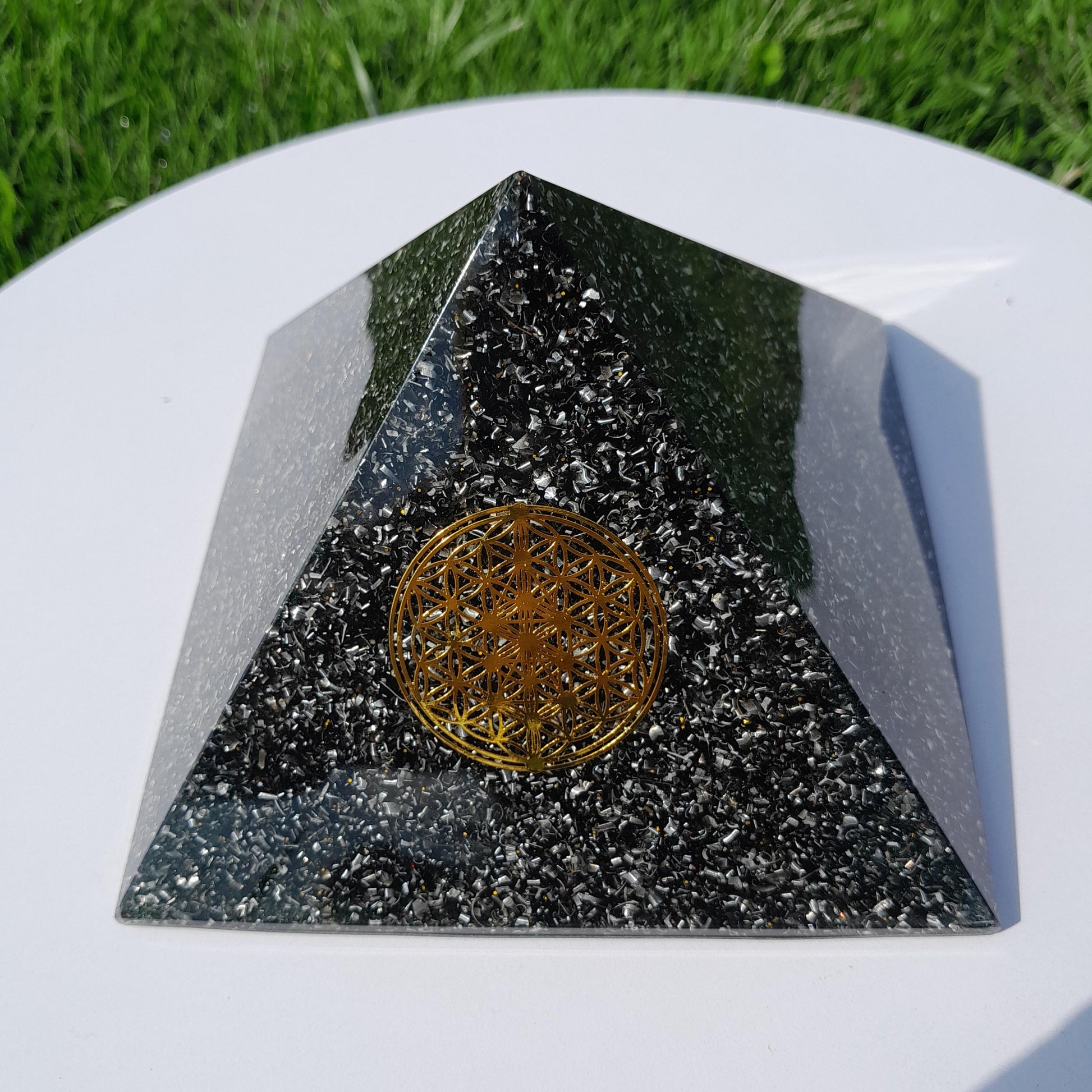Pirámide Orgonita Flor de la Vida con Shungita- 120mm Base- Energía Positiva, Protección y Decoración Espiritual