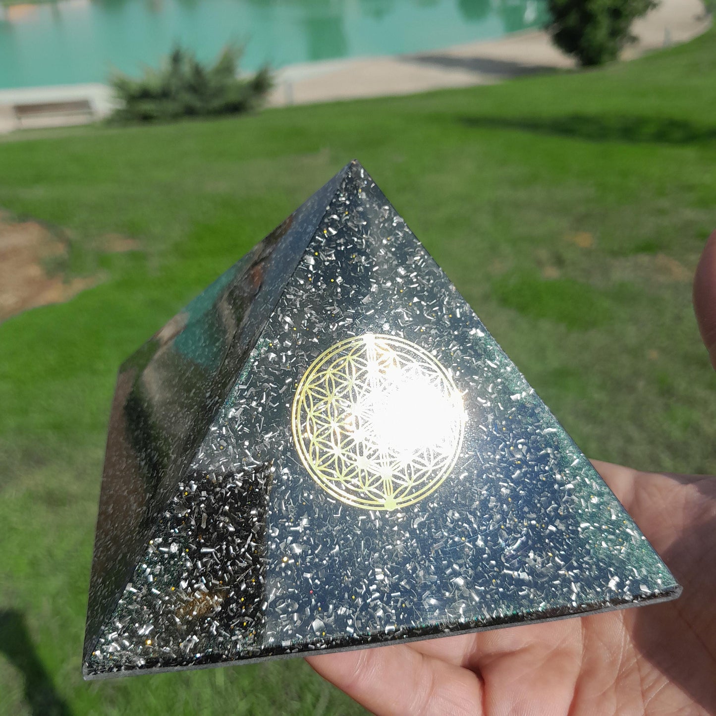 Pirámide Orgonita Flor de la Vida con Shungita- 120mm Base- Energía Positiva, Protección y Decoración Espiritual