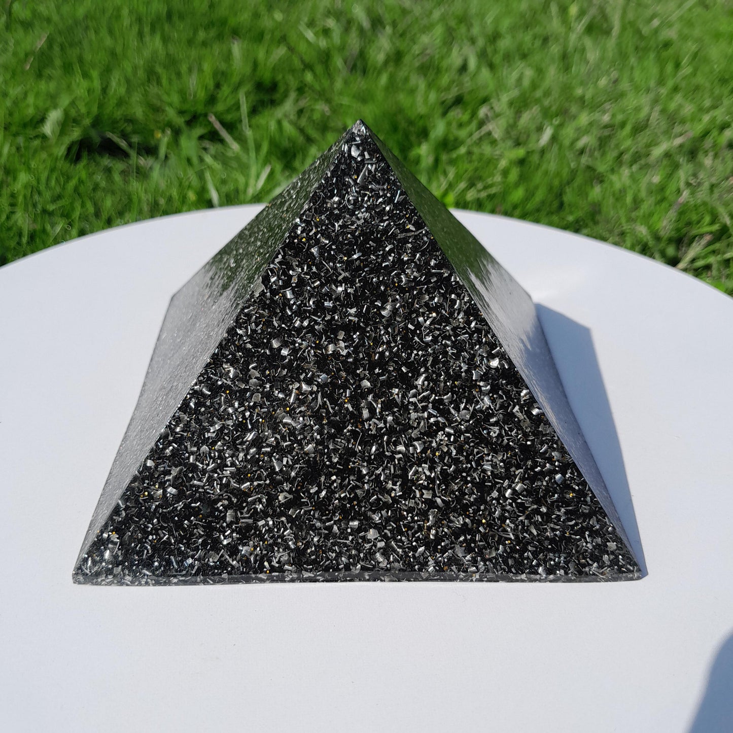 Pirámide Orgonita Basica con Shungita - 120mm Base- Energía Positiva, Protección y Decoración Espiritual