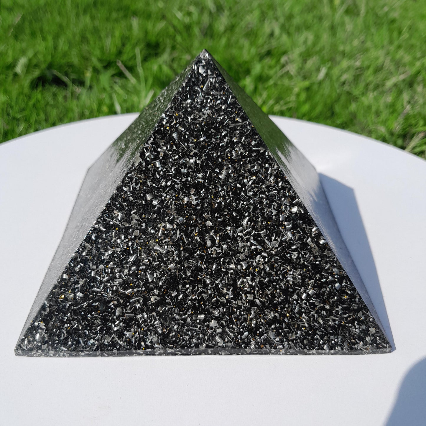 Pirámide Orgonita Basica con Shungita - 120mm Base- Energía Positiva, Protección y Decoración Espiritual