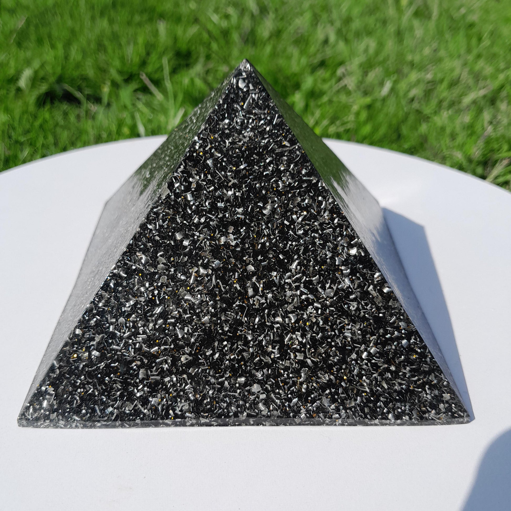 Pirámide Orgonita Basica con Shungita - 120mm Base- Energía Positiva, Protección y Decoración Espiritual