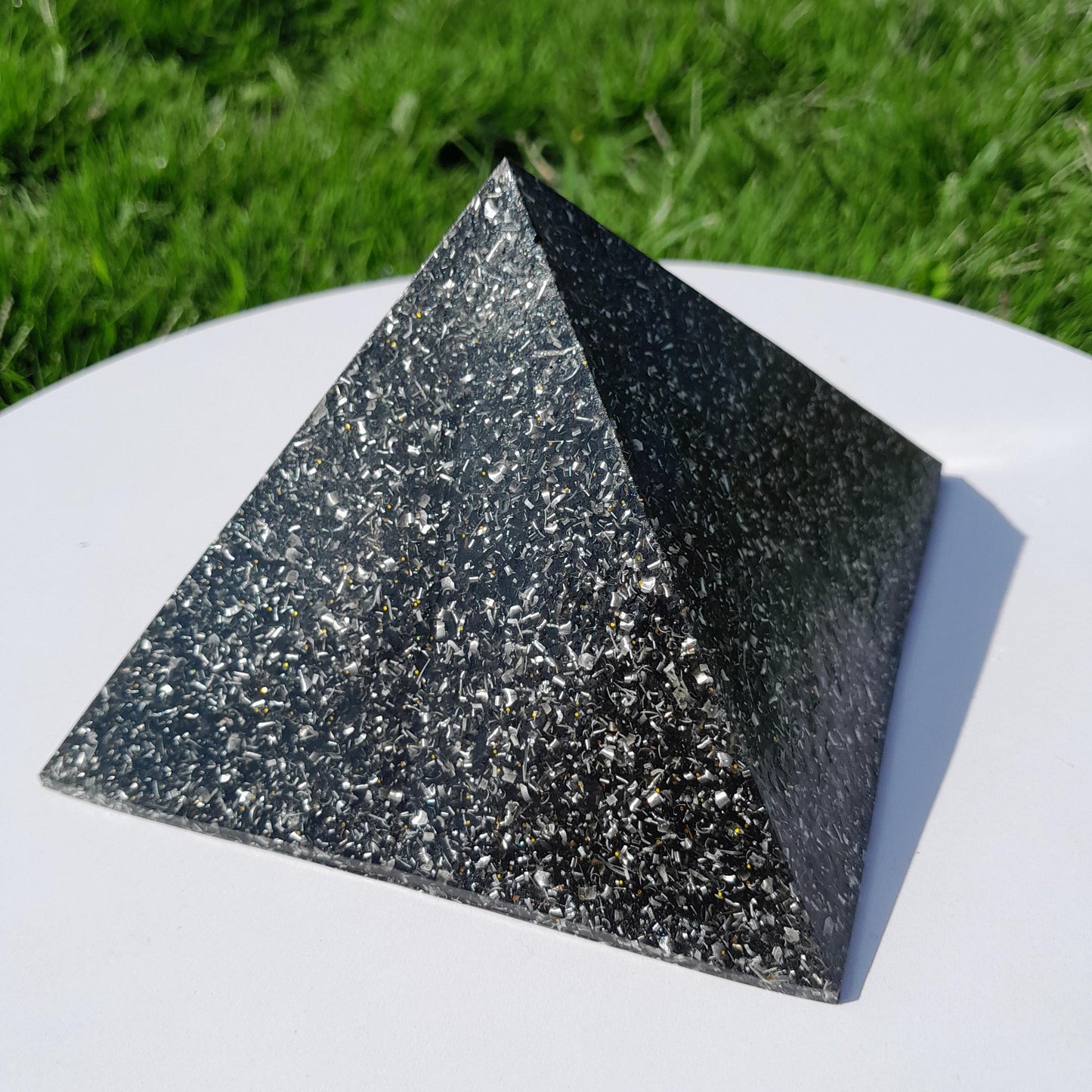 Pirámide Orgonita Basica con Shungita - 120mm Base- Energía Positiva, Protección y Decoración Espiritual