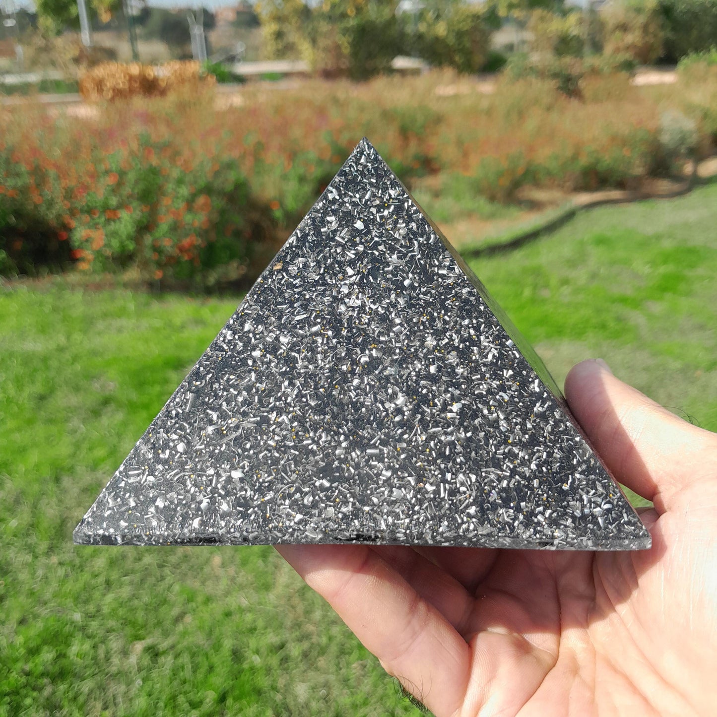 Pirámide Orgonita Basica con Shungita - 120mm Base- Energía Positiva, Protección y Decoración Espiritual