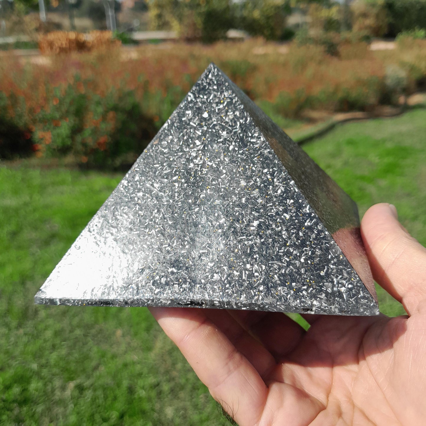 Pirámide Orgonita Basica con Shungita - 120mm Base- Energía Positiva, Protección y Decoración Espiritual