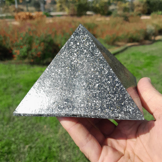 Pirámide Orgonita Basica con Shungita - 120mm Base- Energía Positiva, Protección y Decoración Espiritual