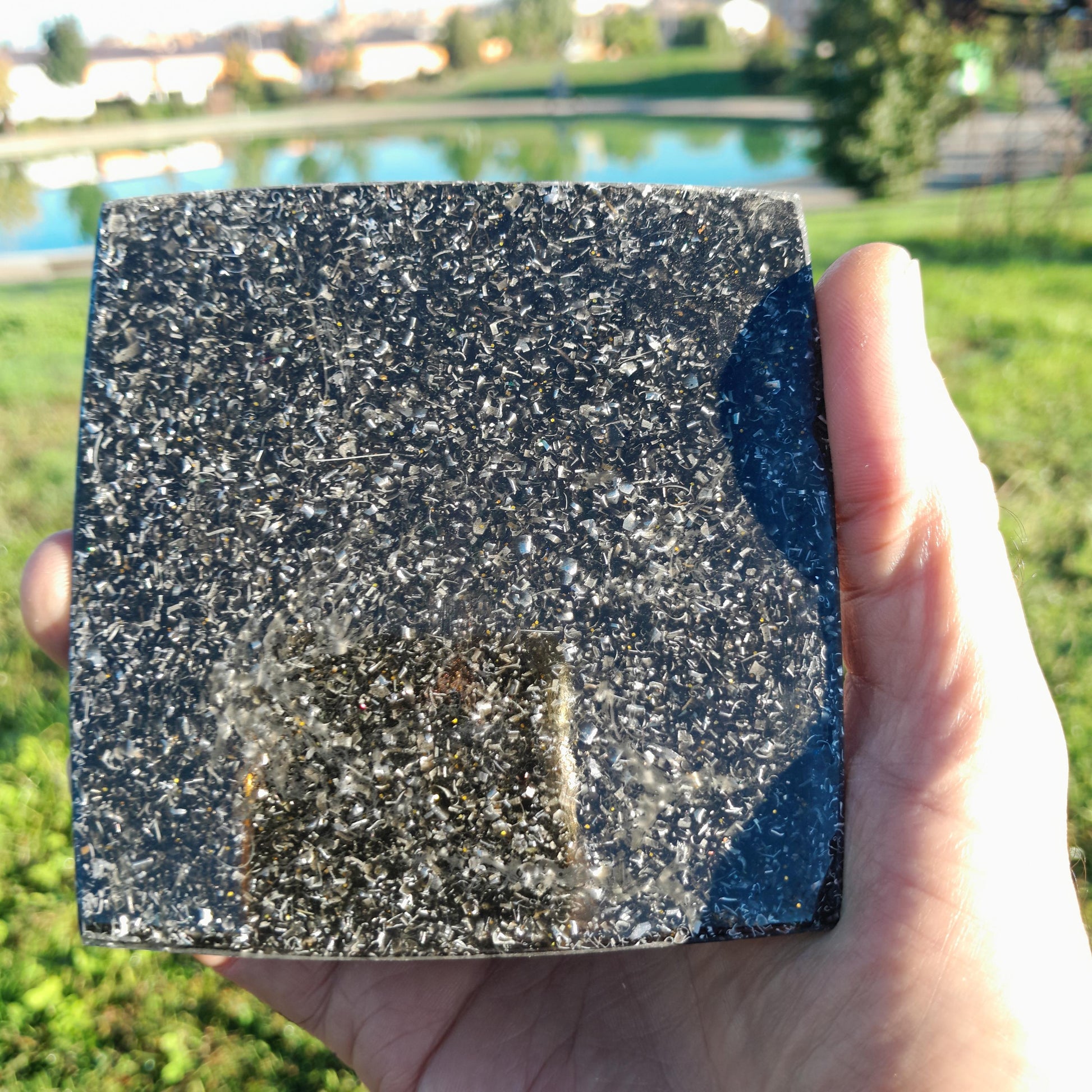 Pirámide Orgonita Flor de la Vida con Shungita- 90mm de Base- Dispositivo Energético