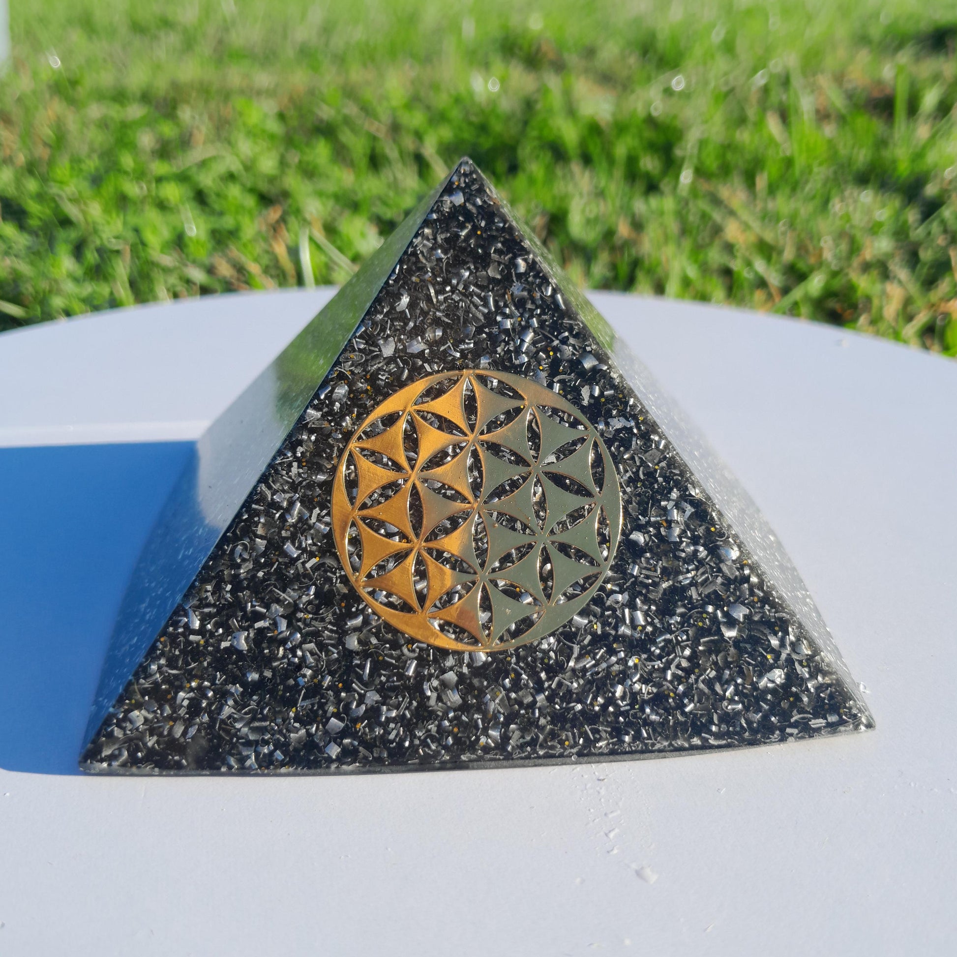 Pirámide Orgonita Flor de la Vida con Shungita- 90mm de Base- Dispositivo Energético