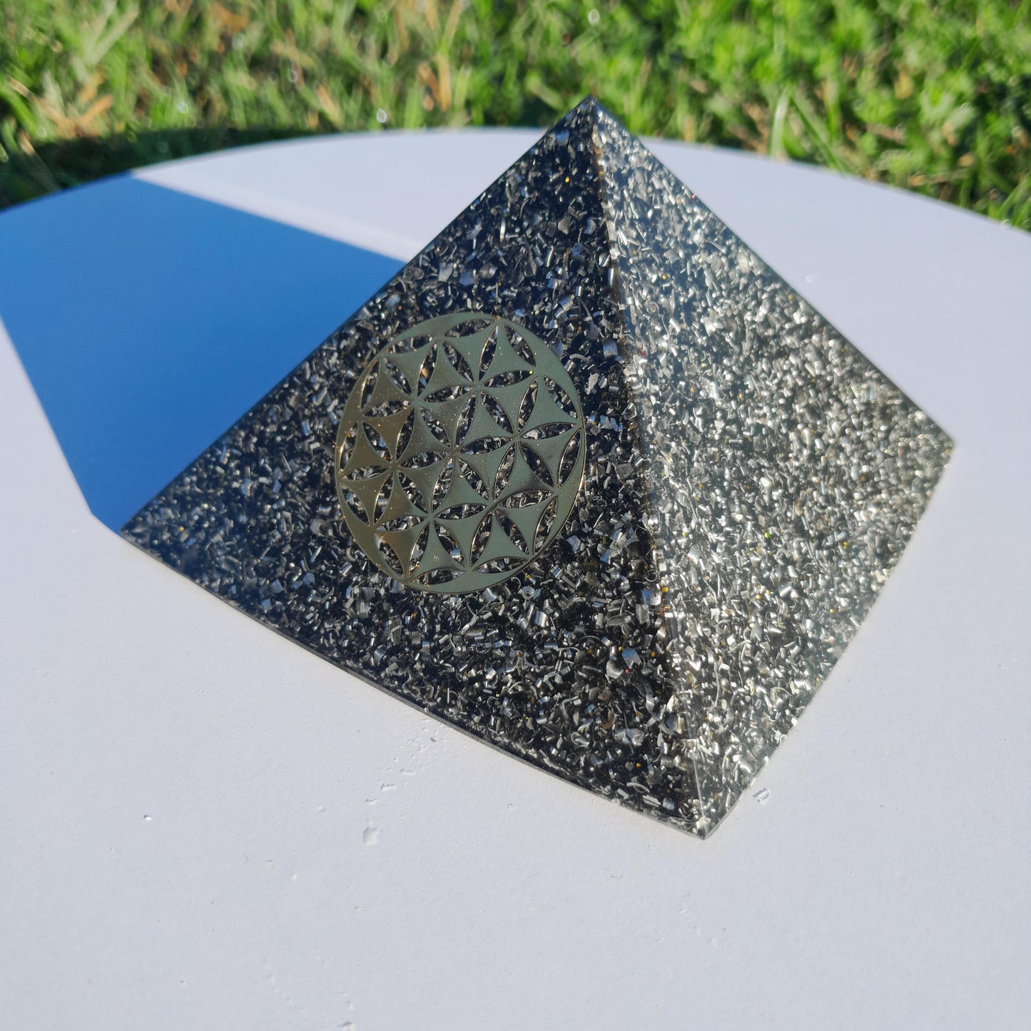Pirámide Orgonita Flor de la Vida con Shungita- 90mm de Base- Dispositivo Energético