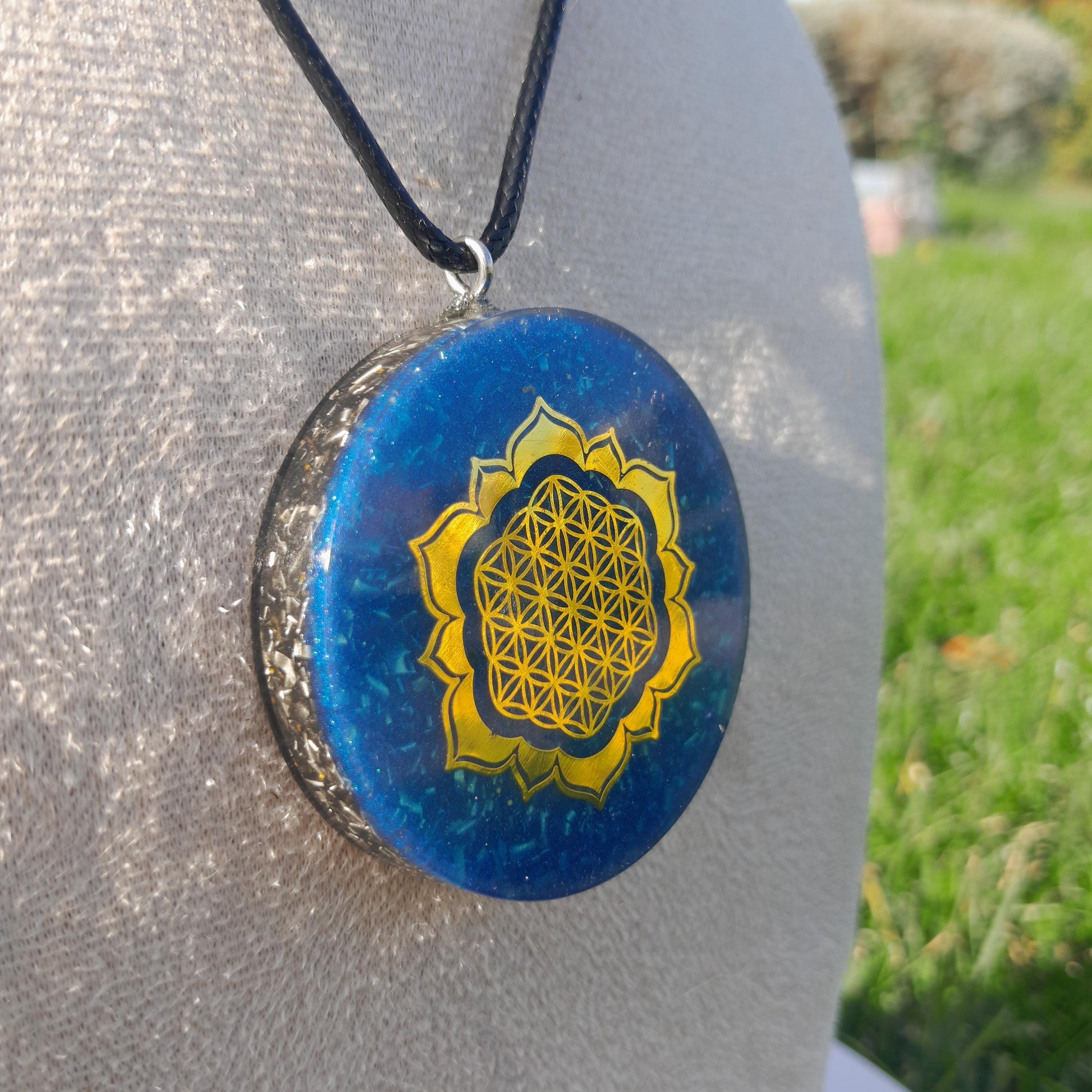 Colgante Orgonita Flor de Loto Azul | Shungita- Protección 5G, EMF, Energía Orgone, Hecho a Mano