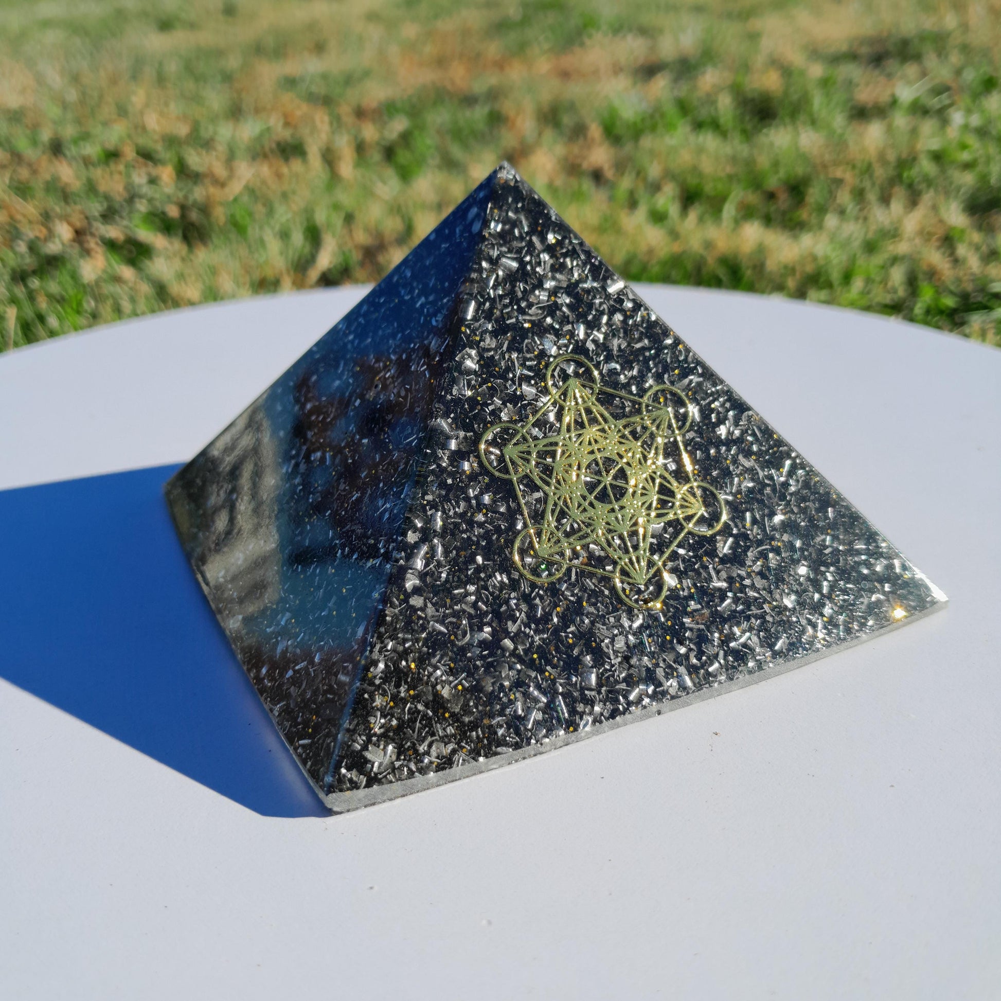 Pirámide Orgonita Cubo de Metatron con Shungit- 90mm de Base
