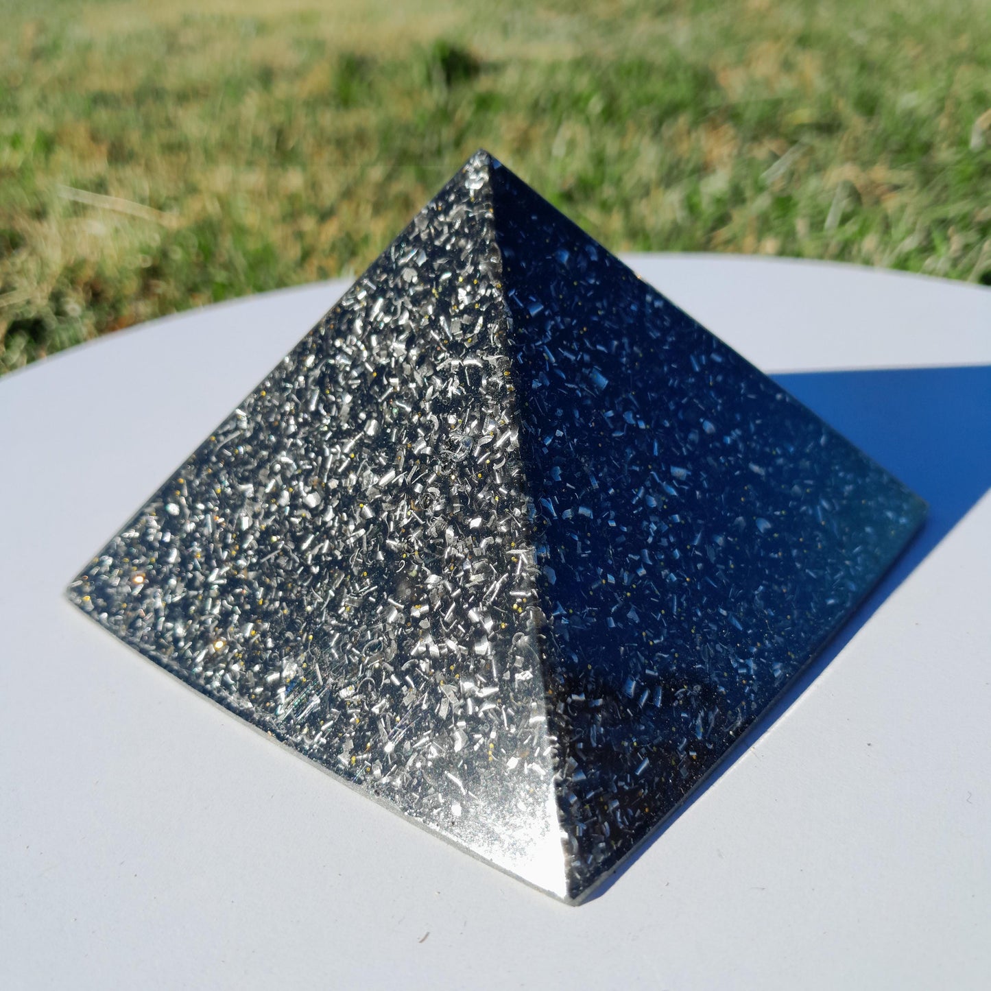 Pirámide Orgonita Cubo de Metatron con Shungit- 90mm de Base