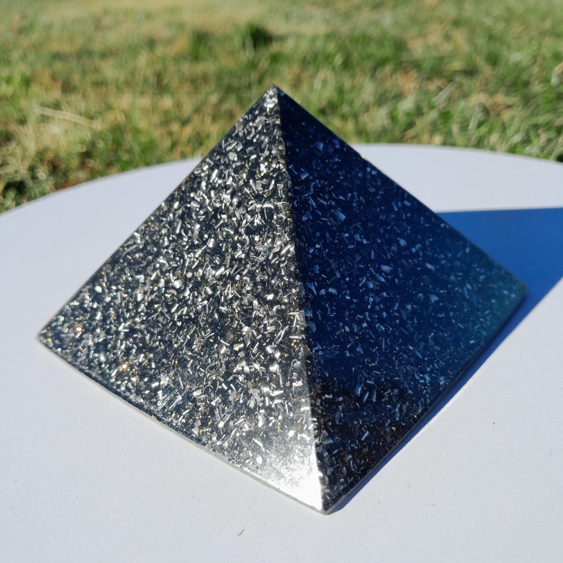 Pirámide Orgonita Cubo de Metatron con Shungit- 90mm de Base