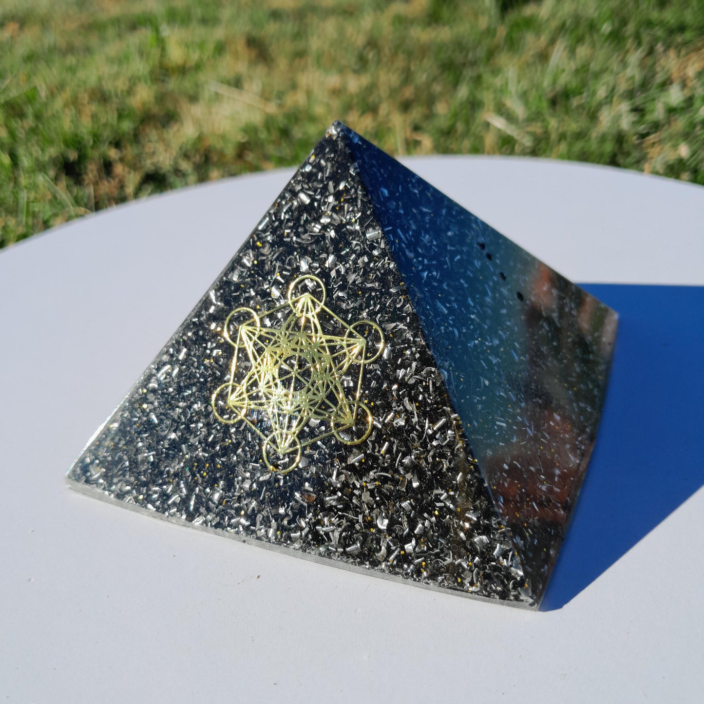Pirámide Orgonita Cubo de Metatron con Shungit- 90mm de Base