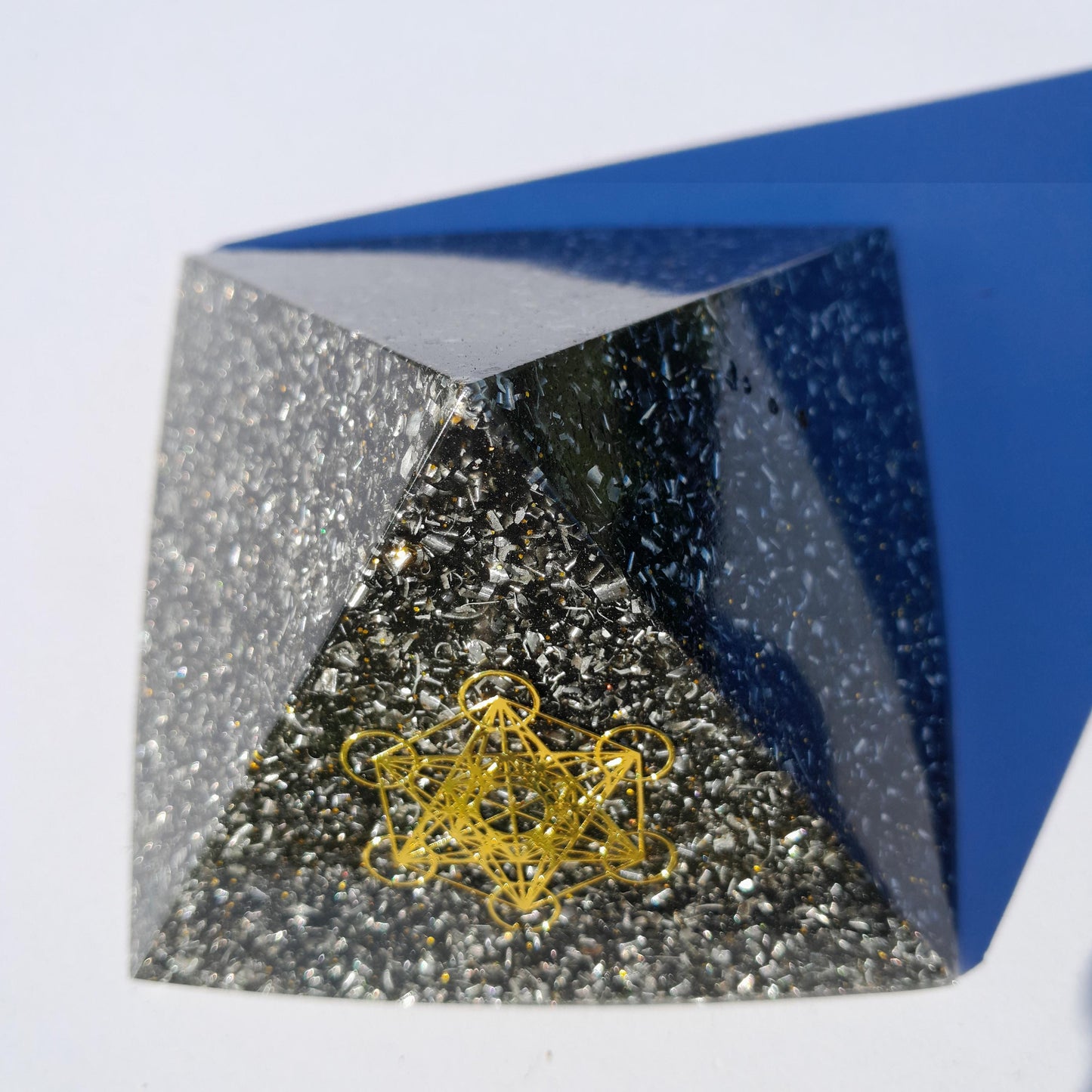 Pirámide Orgonita Cubo de Metatron con Shungit- 90mm de Base