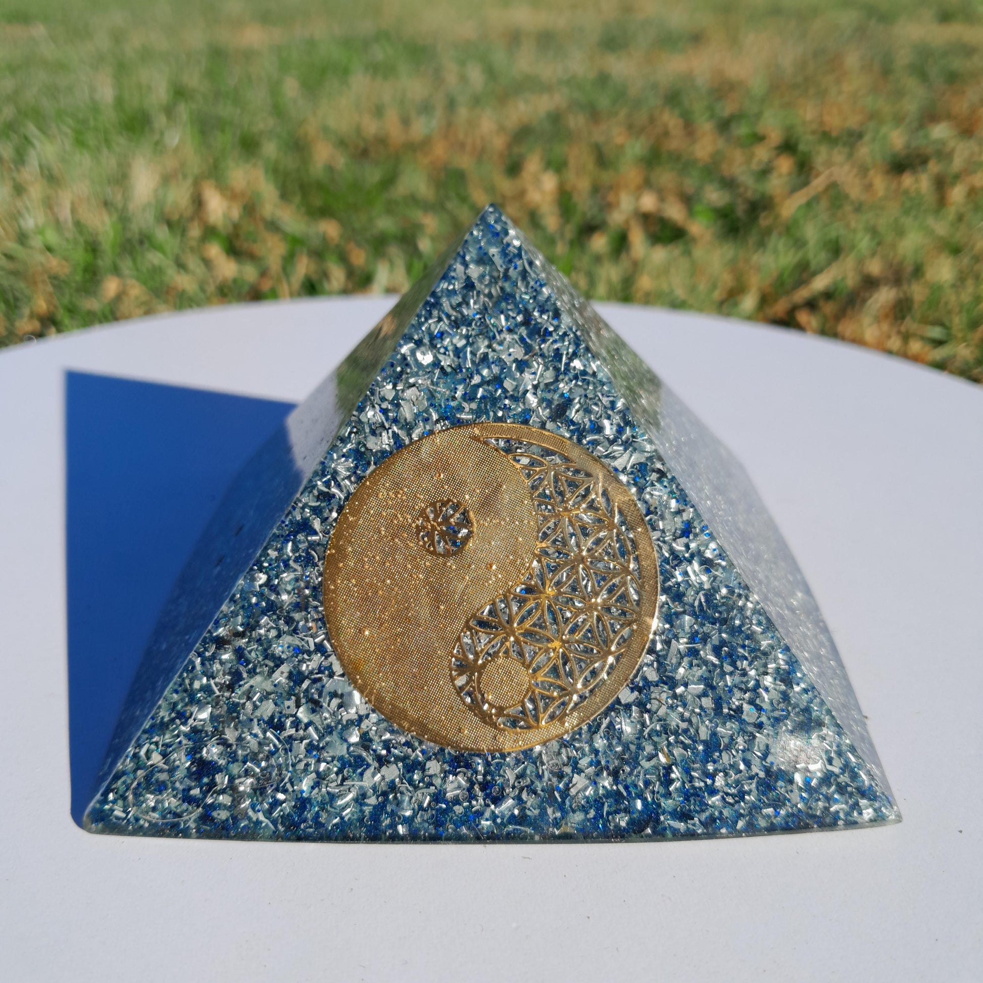 Pirámide Orgonita Yin Yang- 90mm de Base- Protección EMF 5G- Hecha a Mano