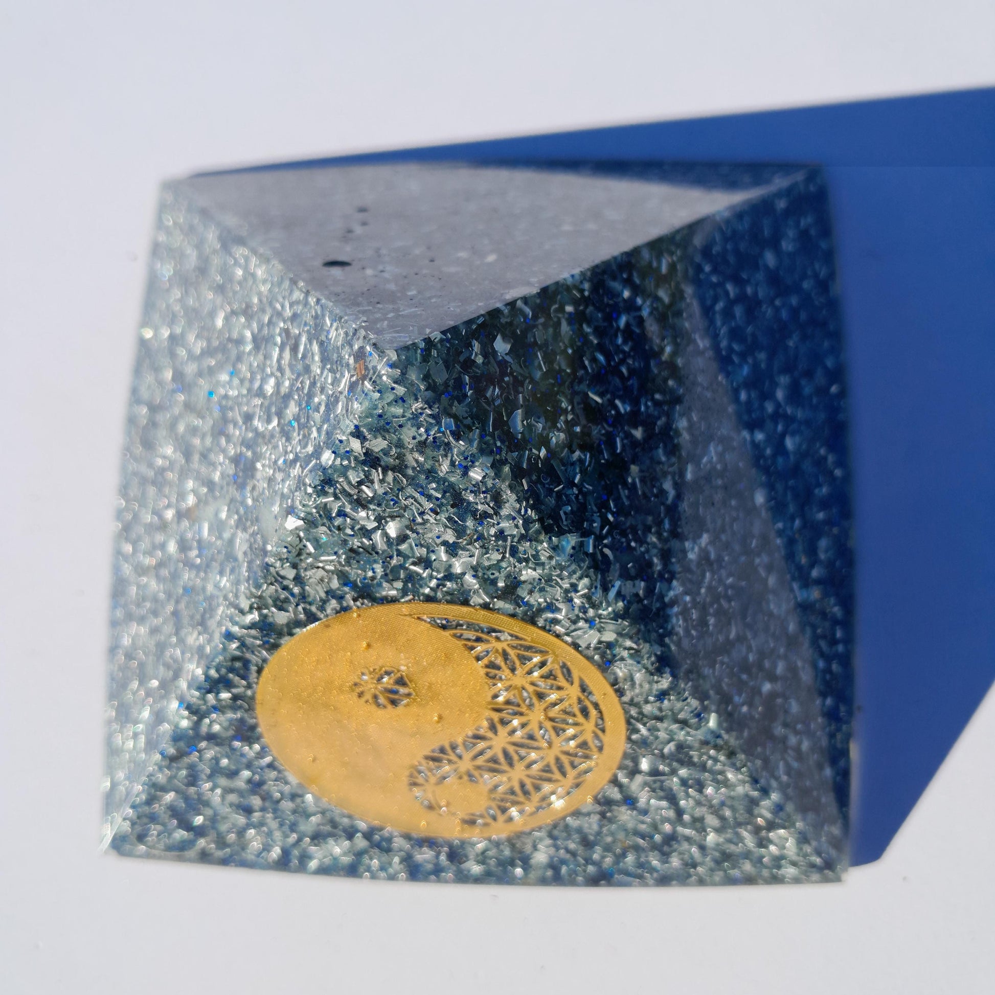 Pirámide Orgonita Yin Yang- 90mm de Base- Protección EMF 5G- Hecha a Mano