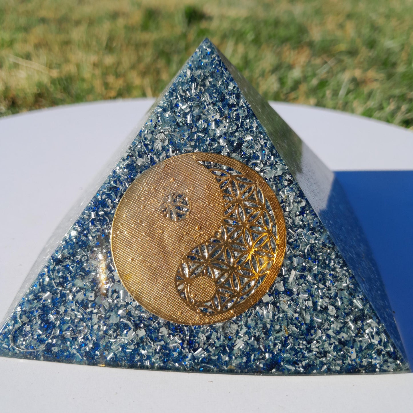 Pirámide Orgonita Yin Yang- 90mm de Base- Protección EMF 5G- Hecha a Mano