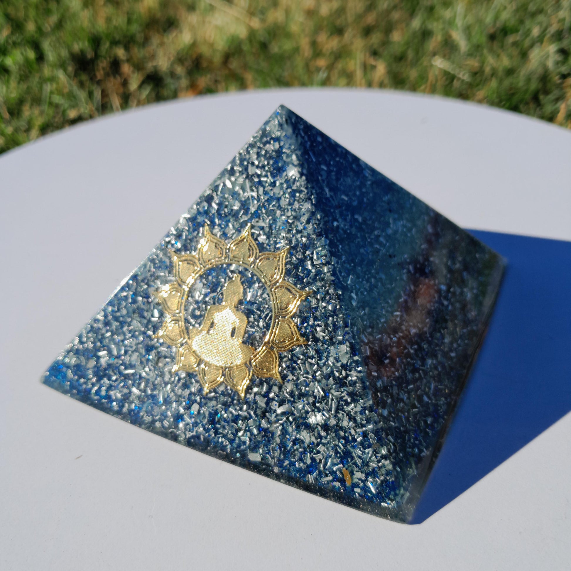 Pirámide Orgonita Buda Azul- 90mm de Base- Dispositivo Energético Hecho a Mano