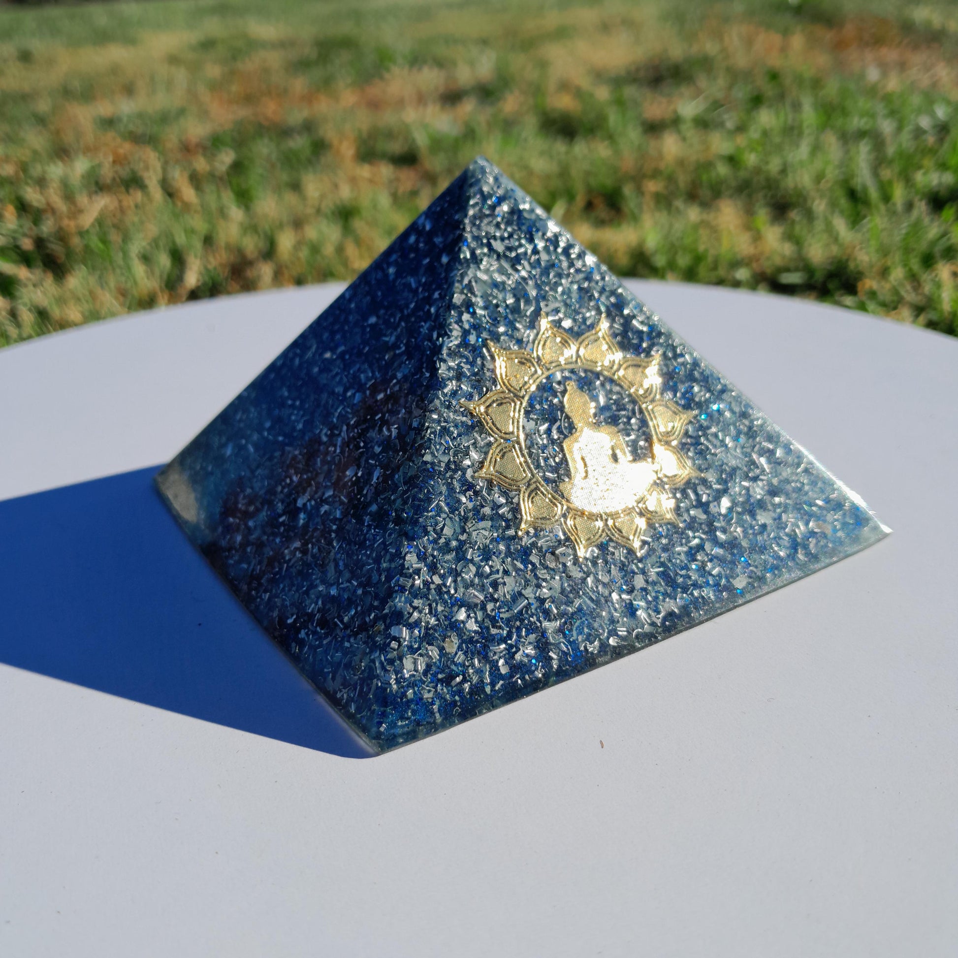 Pirámide Orgonita Buda Azul- 90mm de Base- Dispositivo Energético Hecho a Mano