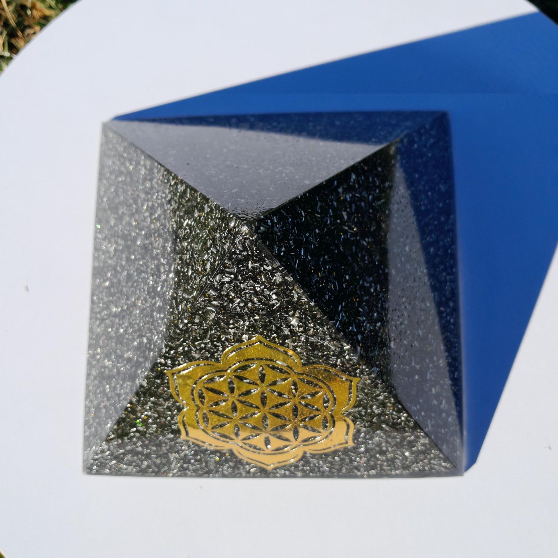 Pirámide Orgonita Flor de Loto con Flor de la Vida con Shungita- 140mm de Base- Orgone Pyramid