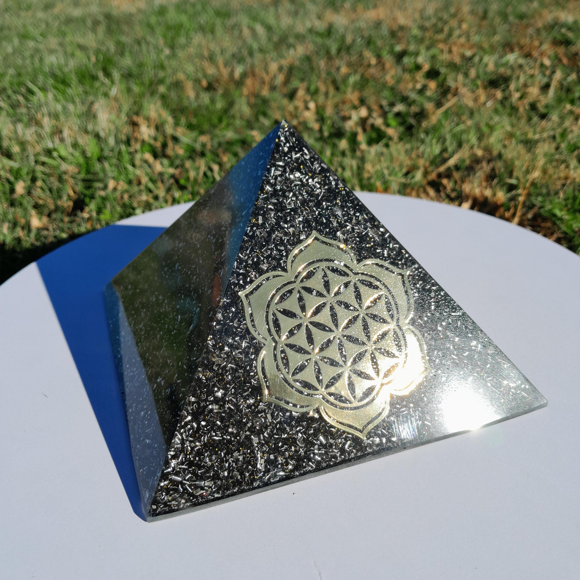 Pirámide Orgonita Flor de Loto con Flor de la Vida con Shungita- 140mm de Base- Orgone Pyramid