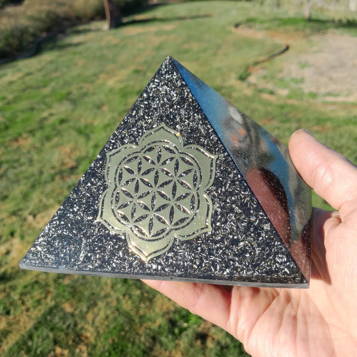 Pirámide Orgonita Flor de Loto con Flor de la Vida con Shungita- 140mm de Base- Orgone Pyramid