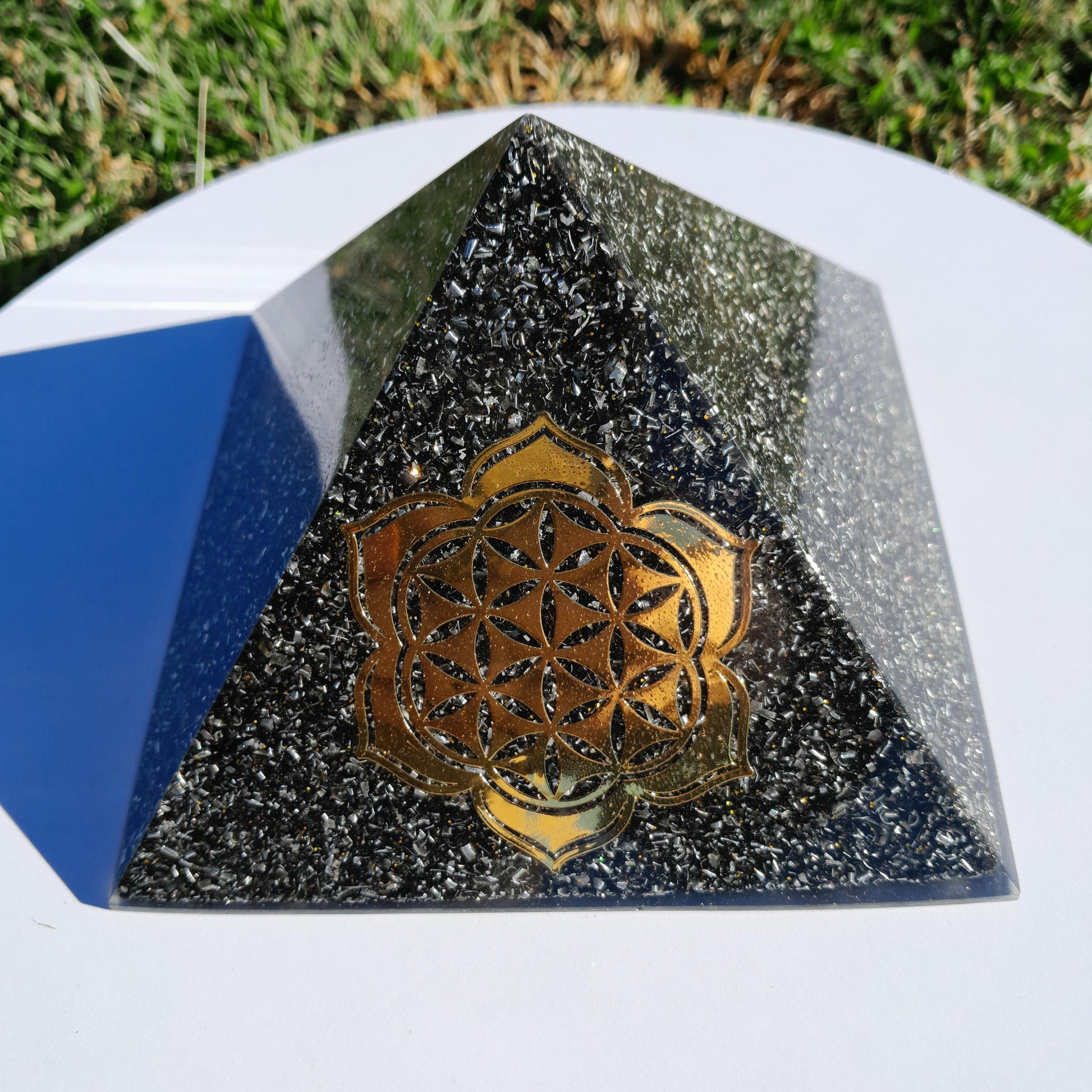 Pirámide Orgonita Flor de Loto con Flor de la Vida con Shungita- 140mm de Base- Orgone Pyramid