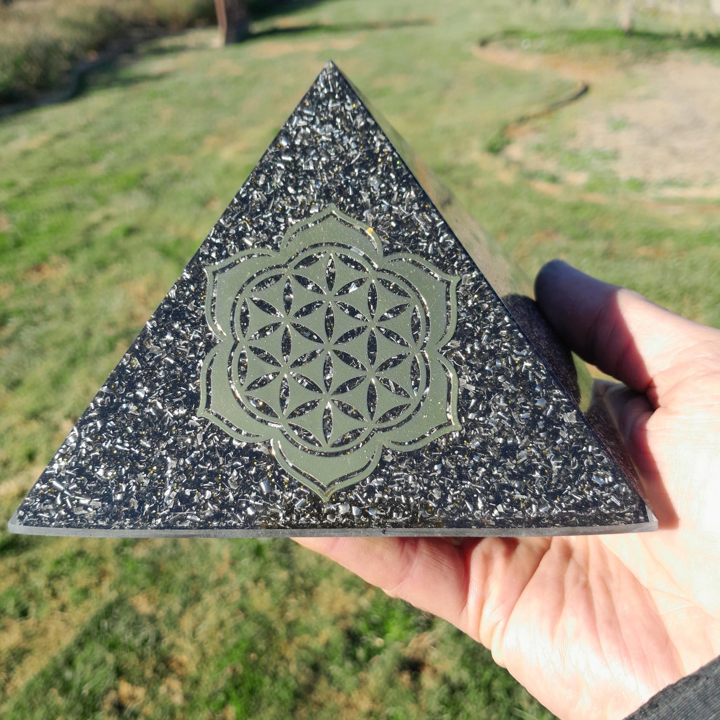 Pirámide Orgonita Flor de Loto con Flor de la Vida con Shungita- 140mm de Base- Orgone Pyramid