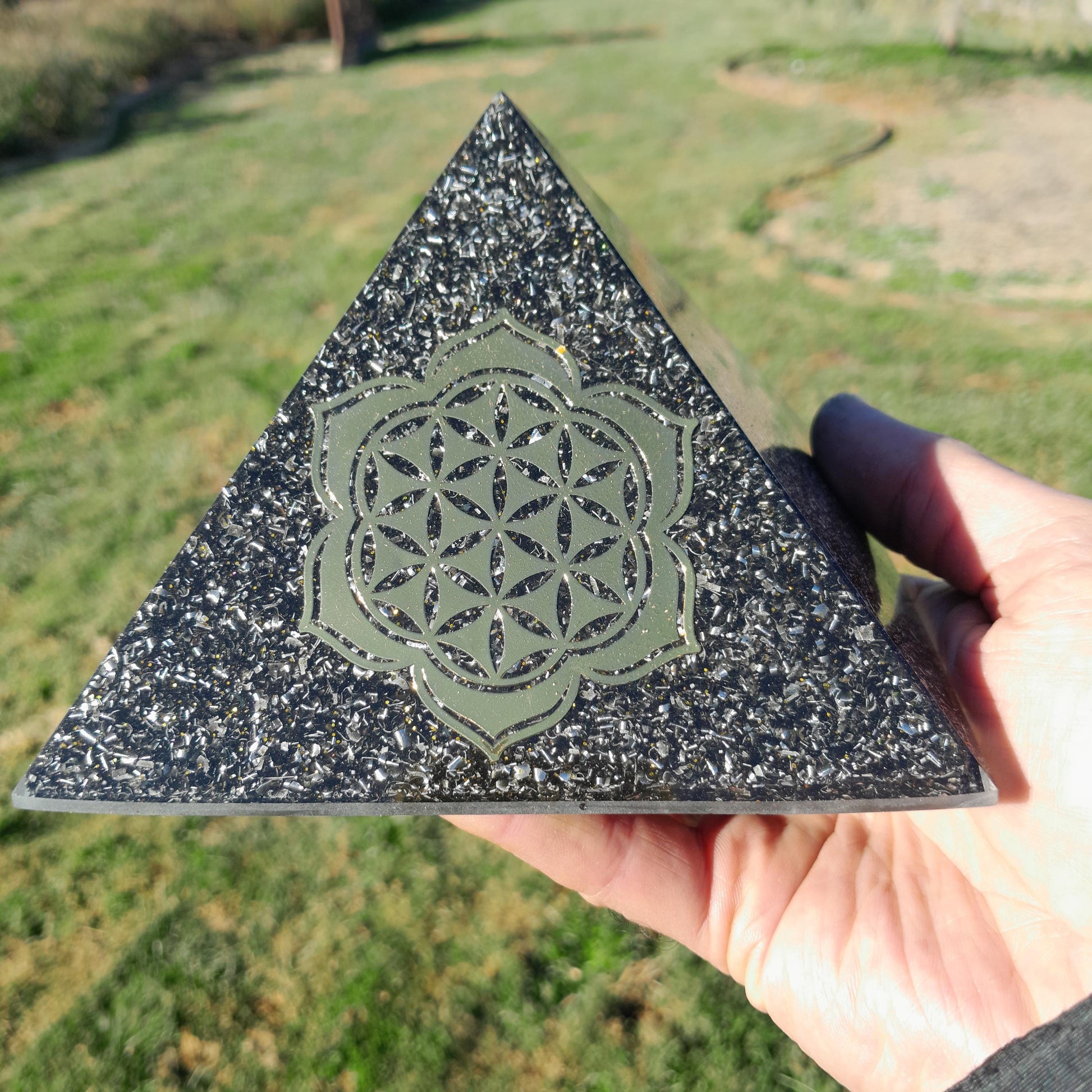 Pirámide Orgonita Flor de Loto con Flor de la Vida con Shungita- 140mm de Base- Orgone Pyramid