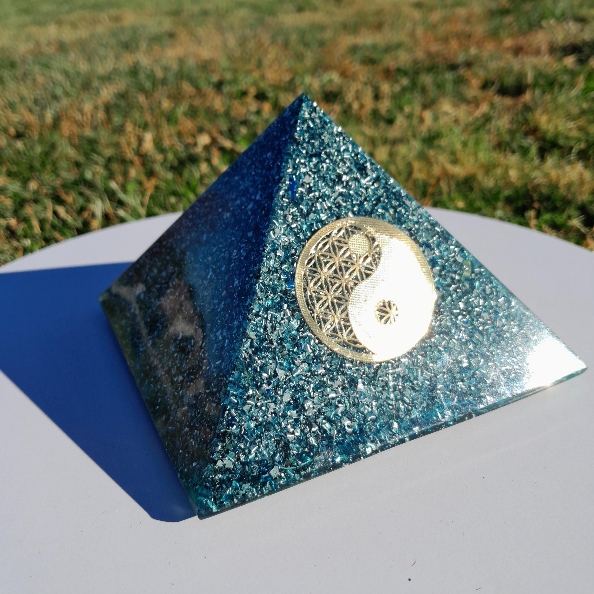 Pirámide Orgonita Ying Yang Azul 120mm Base | Energía Positiva, Protección y Decoración Espiritual