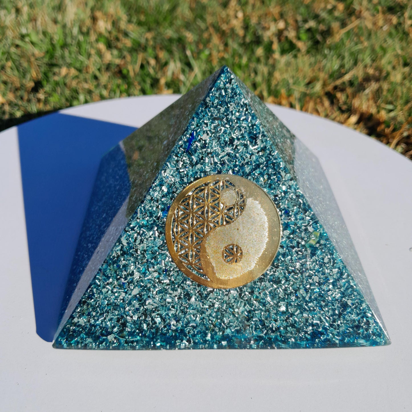 Pirámide Orgonita Ying Yang Azul 120mm Base | Energía Positiva, Protección y Decoración Espiritual